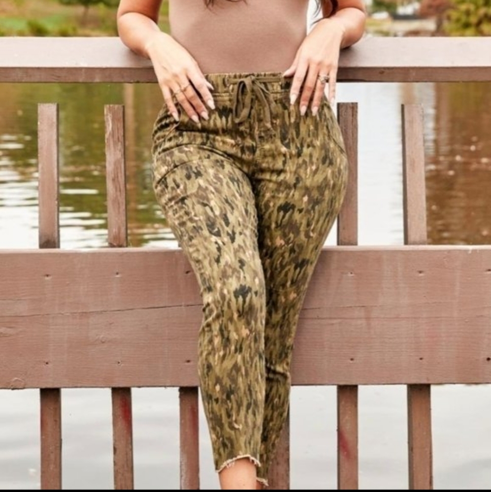 ROYALTY FOR ME | Women's Camo Dog Bite Hem Drawstring Joggers Size 1X